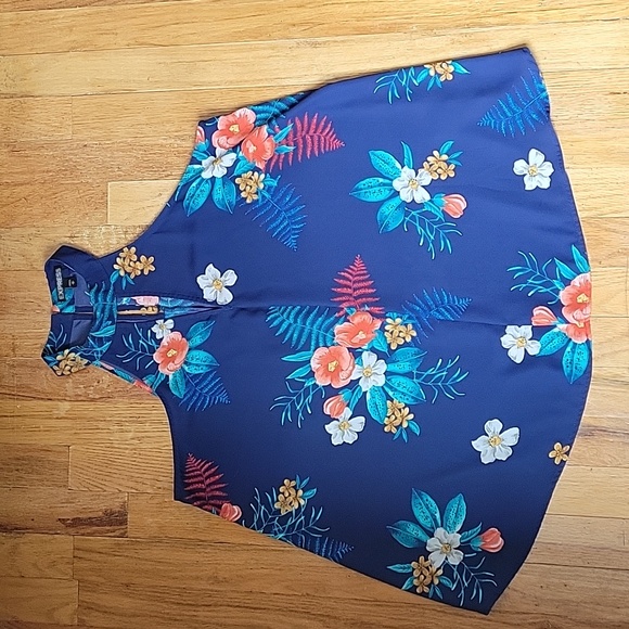 Express Floral Top - Picture 2 of 9